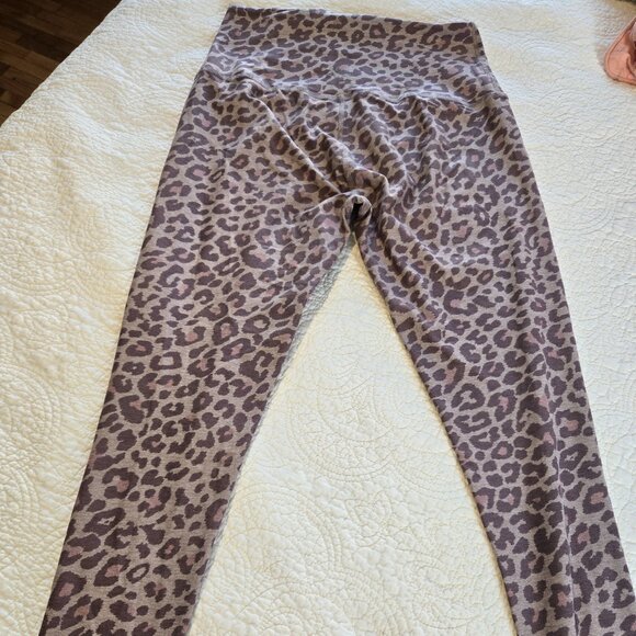 Beyond Yoga pink animal print leggings - Picture 2 of 6